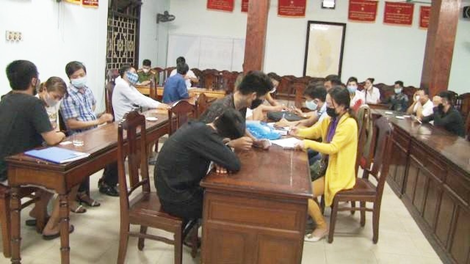 Tước giấy phép, phạt tiền quán karaoke chứa “dân bay” trong thời dịch - 4