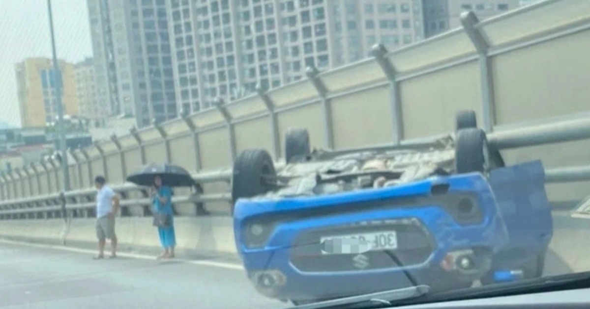 Hà Nội: Ô tô nằm "phơi bụng" trên đường Vành đai 2