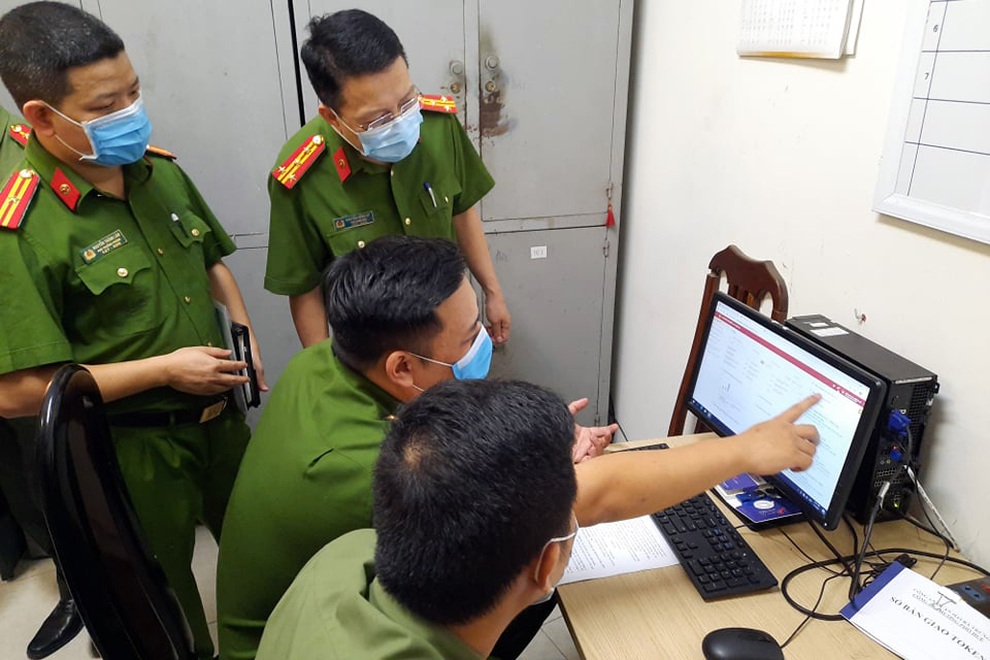 Công an Hà Nội ra văn bản hỏa tốc về thu hồi sổ hộ khẩu - 2 Công an Hà Nội ra văn bản hỏa tốc về thu hồi sổ hộ khẩu - 2