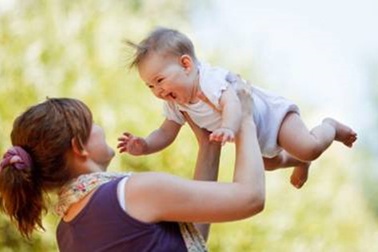 Có được cử lao động nữ đang nuôi con dưới 12 tháng tuổi đi công tác xa