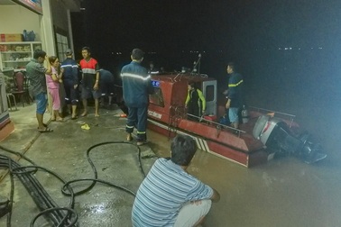 Đi thăm người thân, một Việt kiều rơi xuống sông mất tích