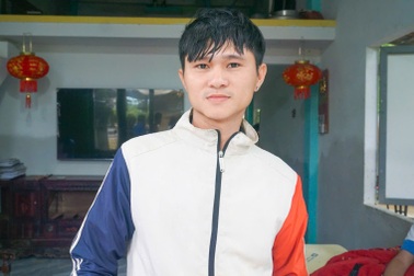 Gặp “người hùng áo đen” đu dây xuống dòng nước xiết cứu người