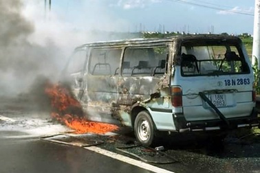 Hà Nội: Xe du lịch bốc cháy trơ khung trên cao tốc