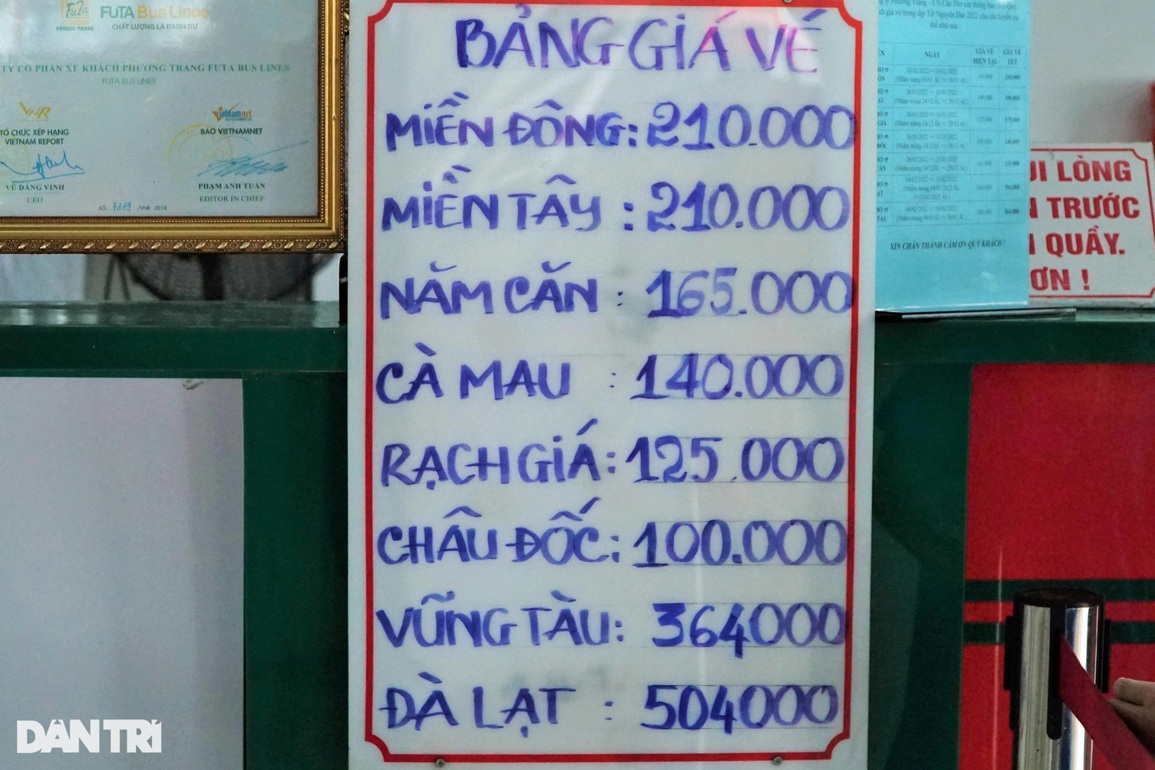 Mùng 6 Tết, bến xe bừng tỉnh sau nhiều tháng im lìm vì Covid-19 - 3 Mùng 6 Tết, bến xe bừng tỉnh sau nhiều tháng im lìm vì Covid-19 - 3