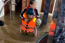 Chủ tịch xã qua đời vì nhiễm trùng sau nhiều ngày dầm lũ giúp dân