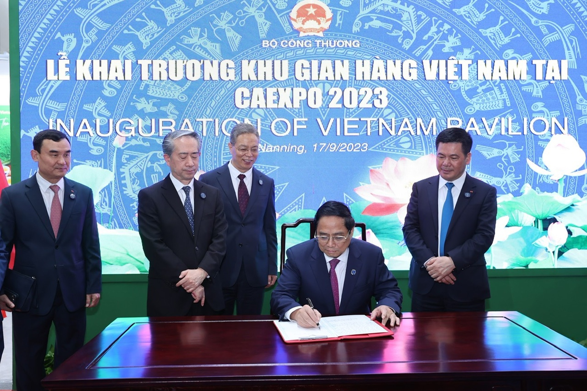 Doanh nghiệp Việt - Trung tha thiết mời Thủ tướng ghé thăm gian hàng - 12 Doanh nghiệp Việt - Trung tha thiết mời Thủ tướng ghé thăm gian hàng - 12