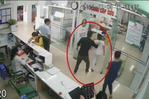 Nữ điều dưỡng bị người nhà bệnh nhân đánh ngay cửa phòng cấp cứu