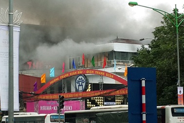 Hà Nội: Hàng trăm người hoảng loạn vì nhà hàng bất ngờ bốc cháy