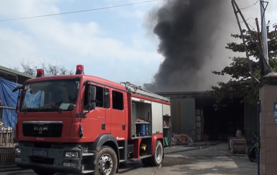 Xưởng gỗ nằm gần kho gas bốc cháy ngùn ngụt - 1 Xưởng gỗ nằm gần kho gas bốc cháy ngùn ngụt - 1