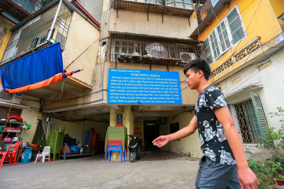 Cuộc sống chật chội trong khu tập thể “không biết sập lúc nào” ở Hà Nội - 1 Cuộc sống chật chội trong khu tập thể “không biết sập lúc nào” ở Hà Nội - 1