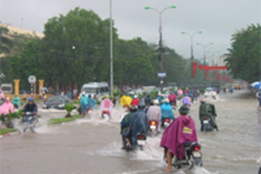 Giao thông hỗn loạn, công sở vắng bóng