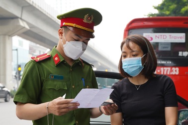 Hà Nội bỏ quy định người đi đường phải mang theo lịch làm việc, lịch trực