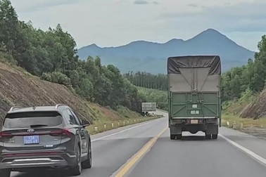 Ô tô biển xanh vượt sai quy định trên cao tốc Cam Lộ - La Sơn