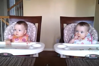 Clip cặp song sinh 11 tháng tuổi lắc lư theo nhạc gây sốt mạng