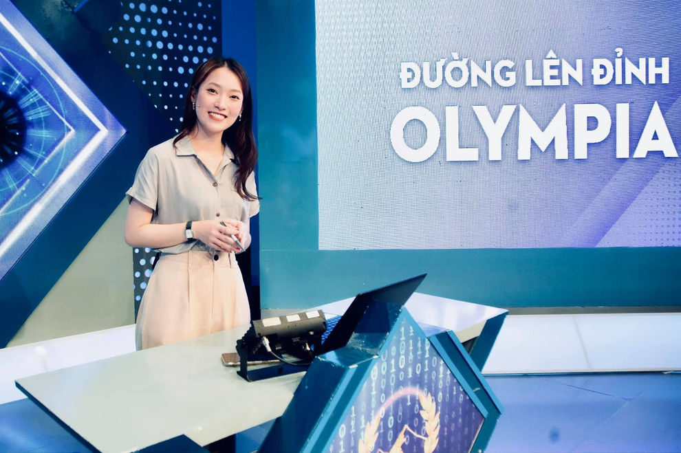 Chung kết Olympia: Vì sao Khánh Vy có mặt tại điểm cầu Nghệ An? - 1 Chung kết Olympia: Vì sao Khánh Vy có mặt tại điểm cầu Nghệ An? - 1