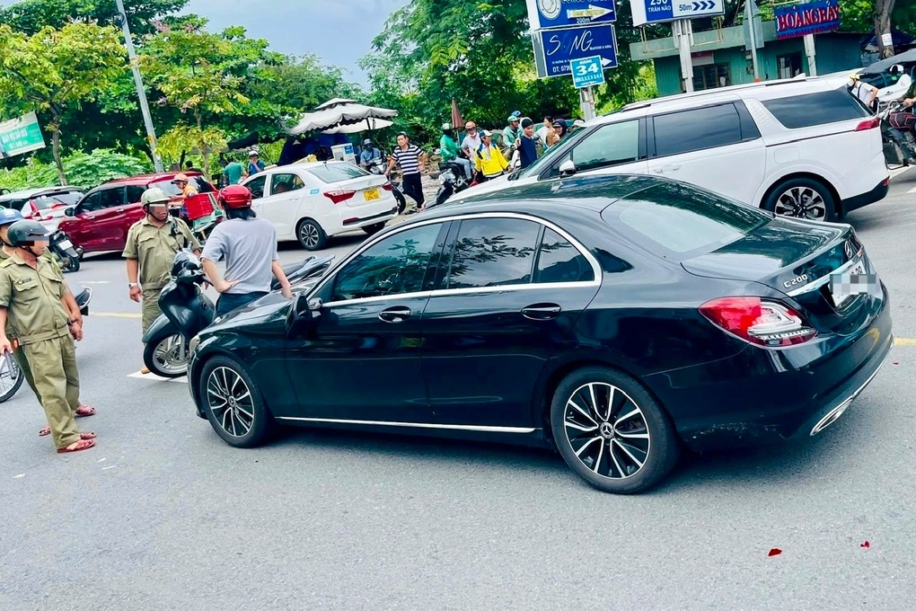 Người đàn ông chặn đầu ô tô Mercedes rồi đập phá ở TPHCM - 1 Người đàn ông chặn đầu ô tô Mercedes rồi đập phá ở TPHCM - 1