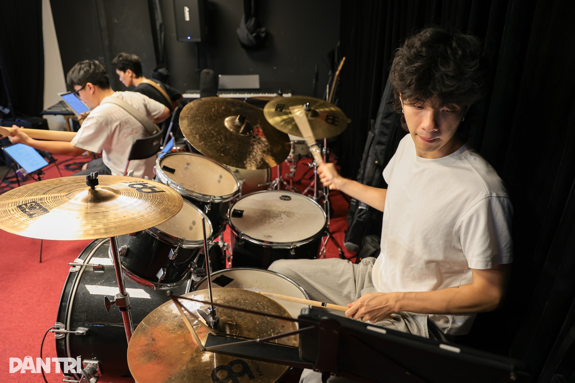 Concert Rực rỡ ngày mới: Đón chờ màn song ca Bùi Công Nam và Hương Tràm - 8 Concert Rực rỡ ngày mới: Đón chờ màn song ca Bùi Công Nam và Hương Tràm - 8