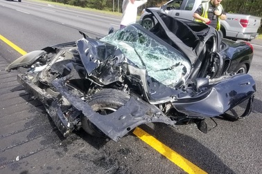 Ô tô bị vò nát sau tai nạn kinh hoàng, tài xế sống sót như một phép màu