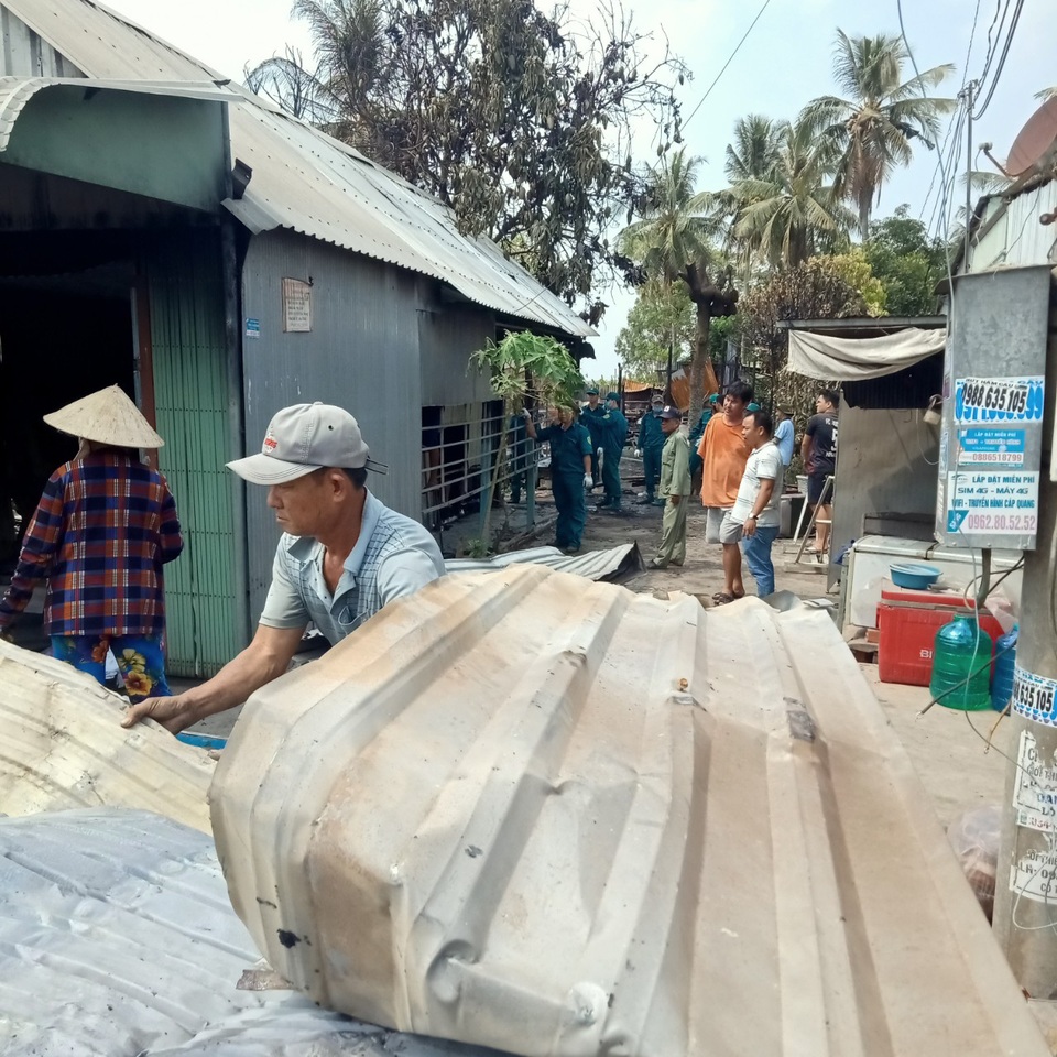 Hỏa hoạn thiêu rụi 6 căn nhà lúc rạng sáng - 3 Hỏa hoạn thiêu rụi 6 căn nhà lúc rạng sáng - 3