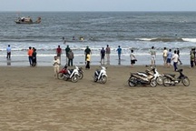 8 học sinh ra biển tắm, 4 em bị nước cuốn trôi