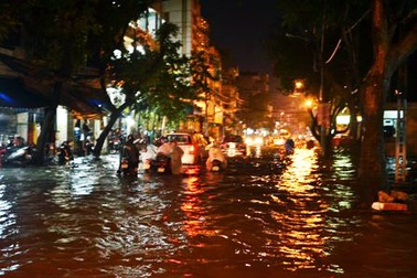 Hình ảnh người Sài Gòn quay cuồng trong “biển nước”