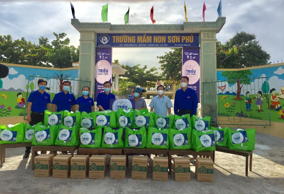 Triệu bữa cơm 2021 tiếp tục hỗ trợ 16.000 người lao động khó khăn - 3 Triệu bữa cơm 2021 tiếp tục hỗ trợ 16.000 người lao động khó khăn - 3