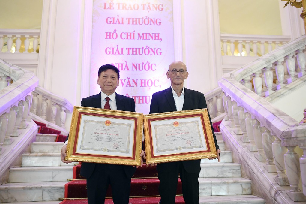 Nhà văn Nguyễn Văn Thọ và các tác giả đã nhận tiền giải thưởng Hồ Chí Minh - 1 Nhà văn Nguyễn Văn Thọ và các tác giả đã nhận tiền giải thưởng Hồ Chí Minh - 1