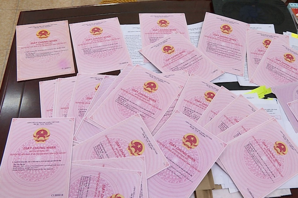 Nữ quái dùng sổ đỏ giả để lừa đảo chiếm đoạt hơn 30 tỷ đồng - 2 Nữ quái dùng sổ đỏ giả để lừa đảo chiếm đoạt hơn 30 tỷ đồng - 2