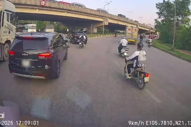 Chạy cắt mặt ô tô, người phụ nữ đi xe máy bị đâm ngã nhào