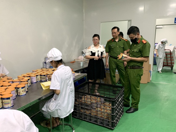 Tổ công tác Cục Cảnh sát PCTP về môi trường Bộ Công an kiểm tra, phát hiện những dấu hiệu vi phạm vệ sinh ATTP tại Công ty CP sữa Hà Lan. (ảnh: CA cung cấp).