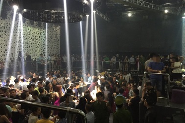 Gần 250 khách chơi nhốn nháo khi cảnh sát ập vào kiểm tra quán bar