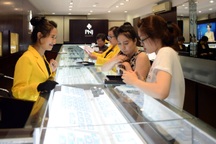 Giá vàng sụt giảm, tỷ giá trung tâm tăng tiếp