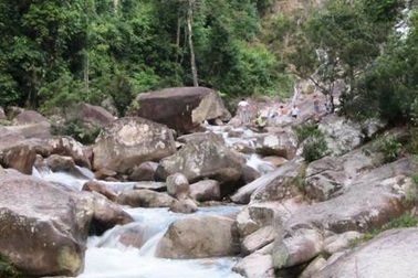 Thanh Hóa: Tắm thác, 2 du khách tử nạn