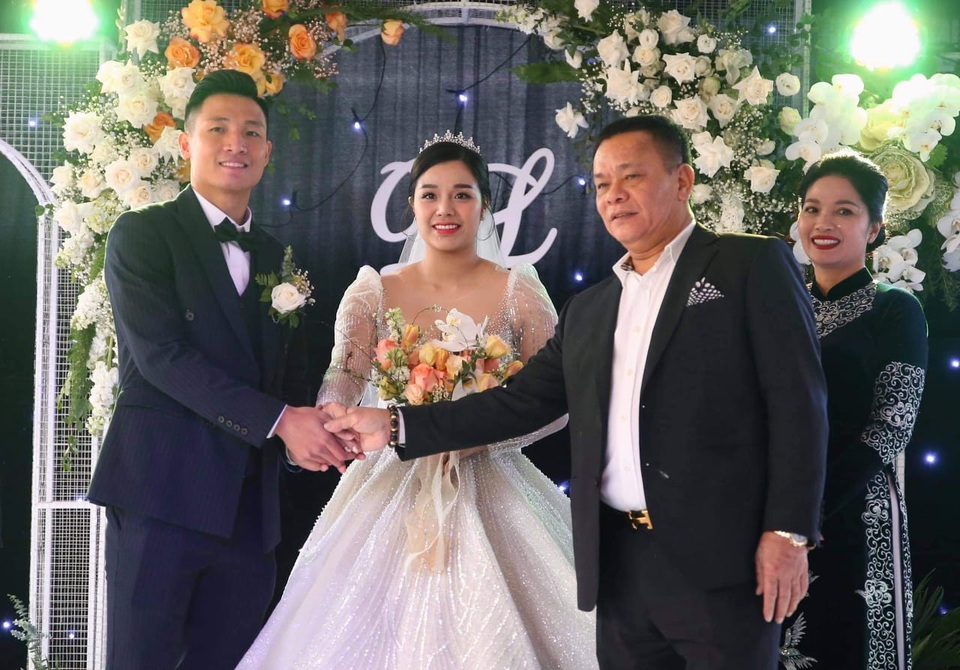 Bùi Tiến Dũng đón vợ và con gái về dinh - 4 Bùi Tiến Dũng đón vợ và con gái về dinh - 4