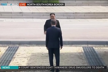 Ông Kim Jong-un bước chân qua ranh giới liên Triều