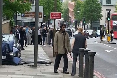 Người phụ nữ dũng cảm đối đầu 2 chiến binh Hồi giáo ở London