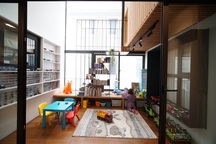 Mùa dịch không ra đường, bố mẹ làm không gian ghép gỗ cho con chơi tại nhà