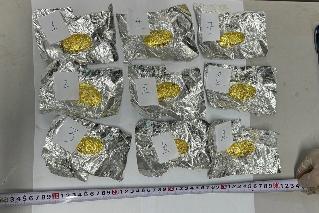 Người đàn ông quấn hơn 1,1kg vàng quanh thắt lưng để qua cửa khẩu - 1 Người đàn ông quấn hơn 1,1kg vàng quanh thắt lưng để qua cửa khẩu - 1