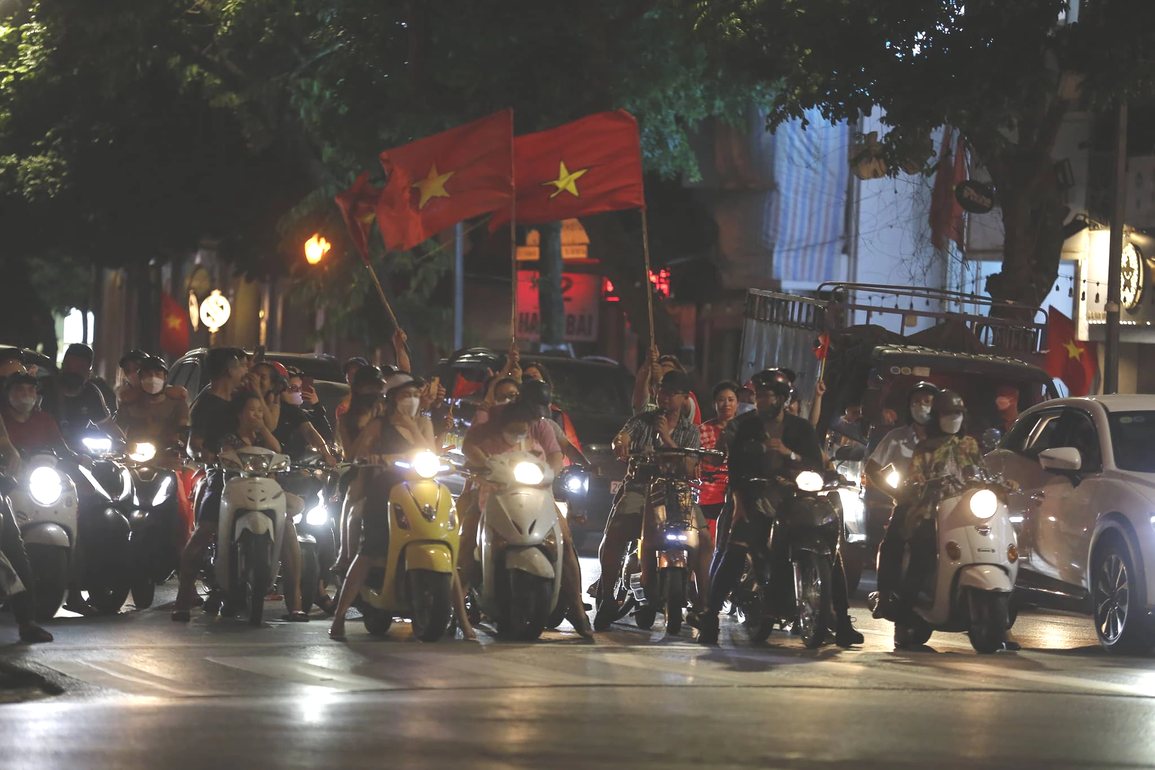 Đông nghẹt người đổ về Hồ Gươm ăn mừng U23 Việt Nam chiến thắng - 4 Đông nghẹt người đổ về Hồ Gươm ăn mừng U23 Việt Nam chiến thắng - 4