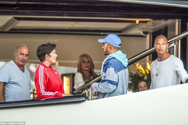 Mẹ cô Kim thư giãn trên du thuyền của ông chủ Topshop