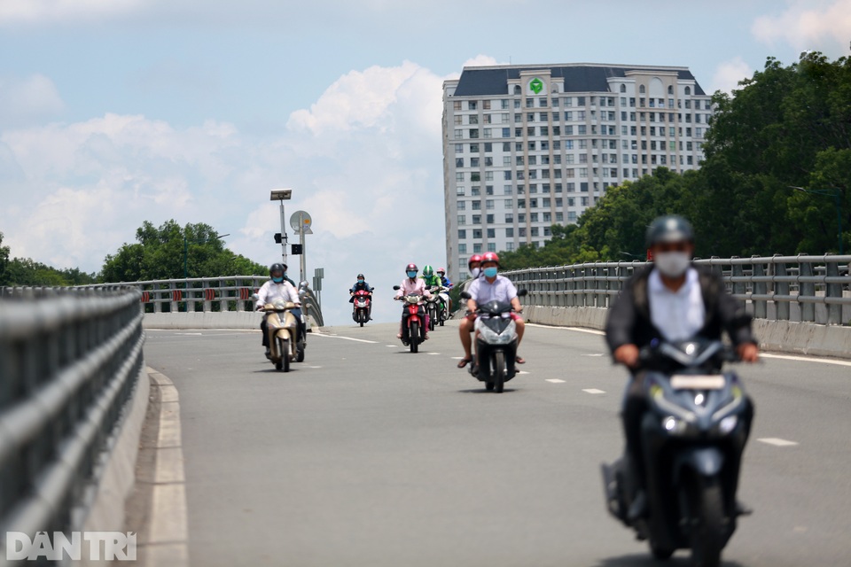Giao thông TPHCM lại đông đúc như chưa từng có lệnh giãn cách - 4 Giao thông TPHCM lại đông đúc như chưa từng có lệnh giãn cách - 4