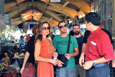 Thành viên Backstreet Boys đi chợ Bến Thành