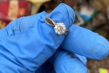 Cảnh 20 người lục tung bãi rác tìm nhẫn kim cương thu hút 3 triệu lượt xem