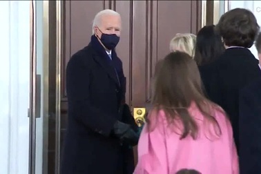Video ông Biden bối rối vì không vào được Nhà Trắng sau lễ nhậm chức