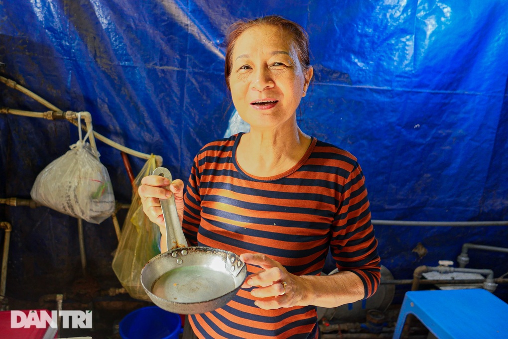 Bà chủ Hà Nội bán bánh mì bằng chảo Liên Xô thời bao cấp, hơn 40 năm tuổi - 2 Bà chủ Hà Nội bán bánh mì bằng chảo Liên Xô thời bao cấp, hơn 40 năm tuổi - 2