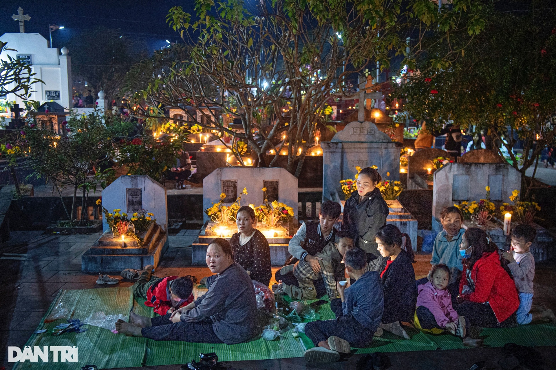 Bà con giáo dân thắp sáng hàng chục nghìn ngọn nến cầu nguyện cho người đã khuất - 10