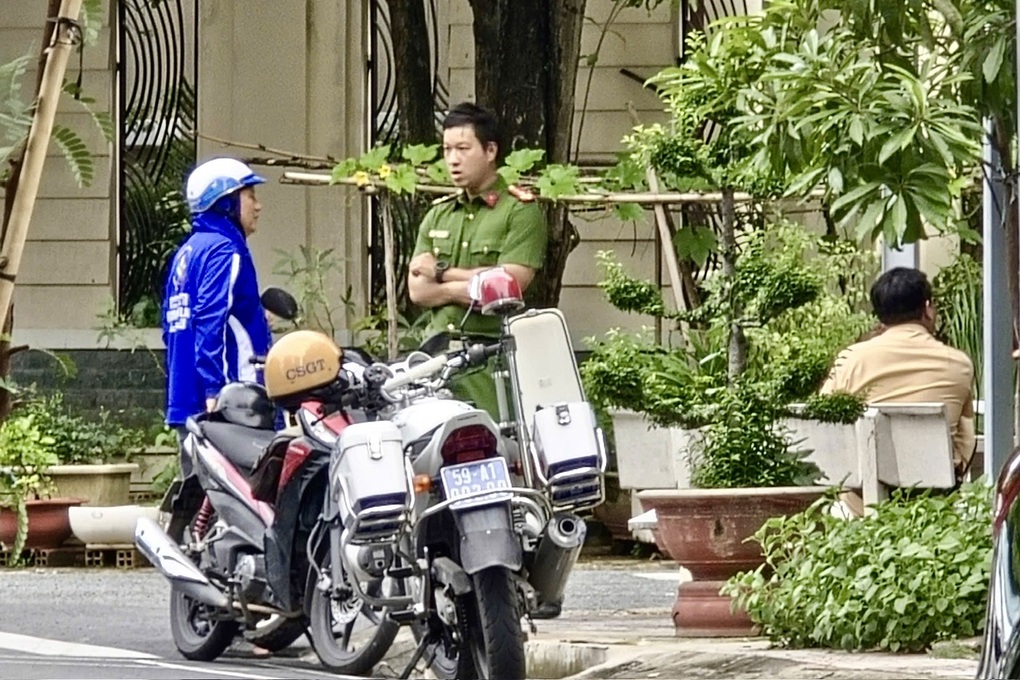Công an lập biên bản nhóm người giăng lưới đánh cầu lông giữa đường ở TPHCM - 1 Công an lập biên bản nhóm người giăng lưới đánh cầu lông giữa đường ở TPHCM - 1