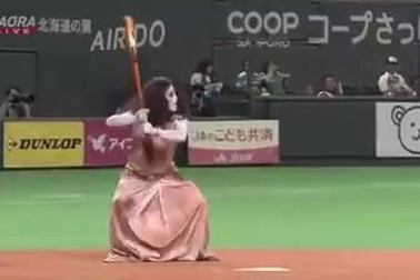 Những nhân vật trong phim kinh dị “The Grudge” và “The Ring” của Nhật cùng xuất hiện trong một trận đấu bóng chày để quảng bá cho phim mới sắp ra mắt - “Sadako vs Kayako”