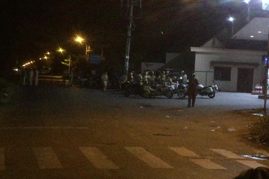 Người dân theo dõi bên ngoài hiện trường tiêu diệt Tuấn "khỉ"