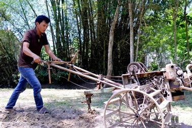 Chàng trai biến sắt vụ thành máy cày đa năng